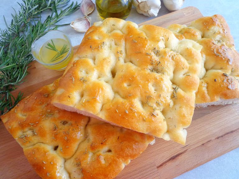 Focaccia z masłem czosnkowym i rozmarynem