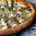 Pizza ze szparagami i słonecznikiem na grubym cieście