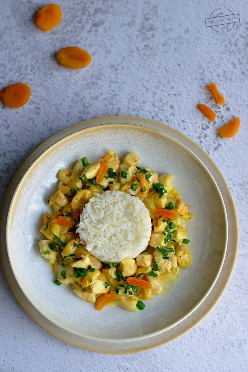 Kurczak w sosie curry z suszonymi morelami