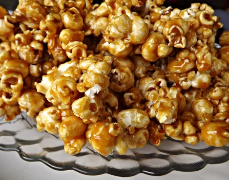 Karmelowy popcorn