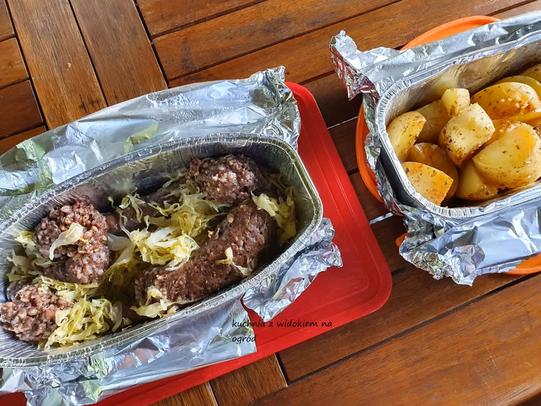 Grillowana kaszanka z kiszoną kapustą i ziemniaczki.