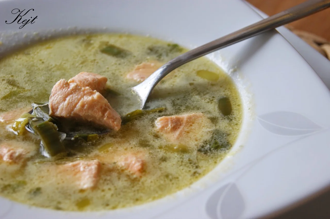 Delikatna zupa porowa z łososiem