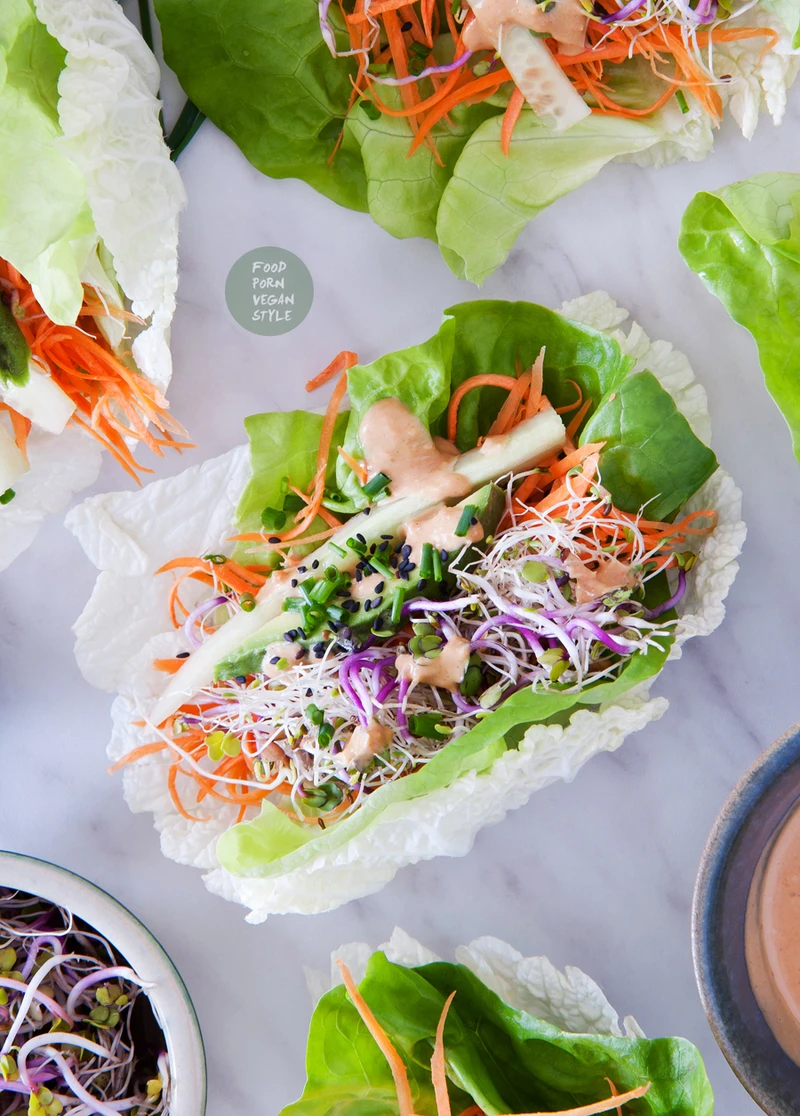 Spring rolls z kapusty pekińskiej z "makaronem" z marchewki i prostym sosem orzechowym