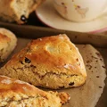 Scones z syropem klonowym i rodzynkami (bez jajek i nabiału)