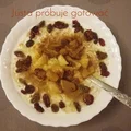 Owsianka z bakaliami, jabłkiem i cynamonem