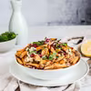 Frytki z batatów z sosem tahini i granatem