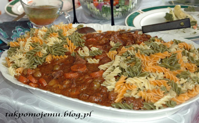 Toskański gulasz wołowo wieprzowy z kolorowym rigatoni