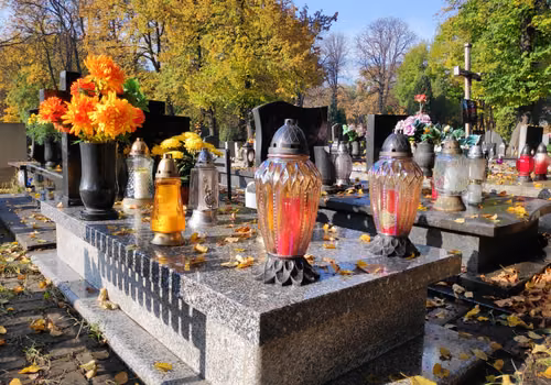 Można zapłacić nawet 5 tys. zł grzywny! Ludzie nie mają o tym pojęcia, a ciągle robią to na cmentarzach