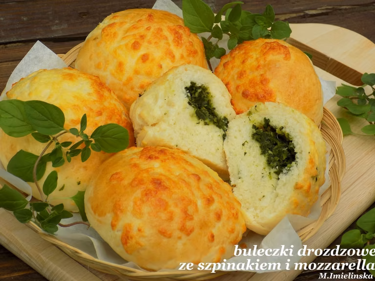 Bułeczki ze szpinakiem i mozzarellą