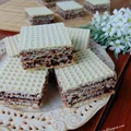 Wafle (pischinger) z masą kakaową.