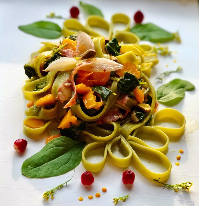 Tagliatelle ze szpinakiem, żółtymi pomidorami i salami