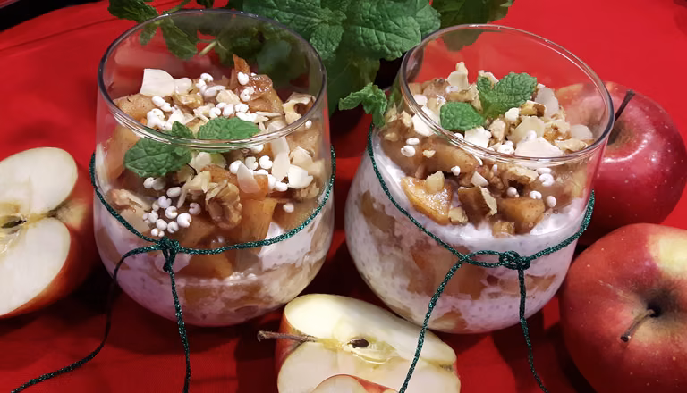 JOGURTOWY PUDDING CHIA Z PRAŻONYMI JABŁKAMI