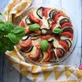 TARTA Z BAKŁAŻANEM, POMIDOREM, MOZZARELLĄ I SALAMI
