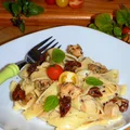 tagliatelle z kurczakiem i suszonymi pomidorami