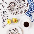 Brownie z awokado na mące migdałowej z bitą śmietaną z kokosa i borówkami