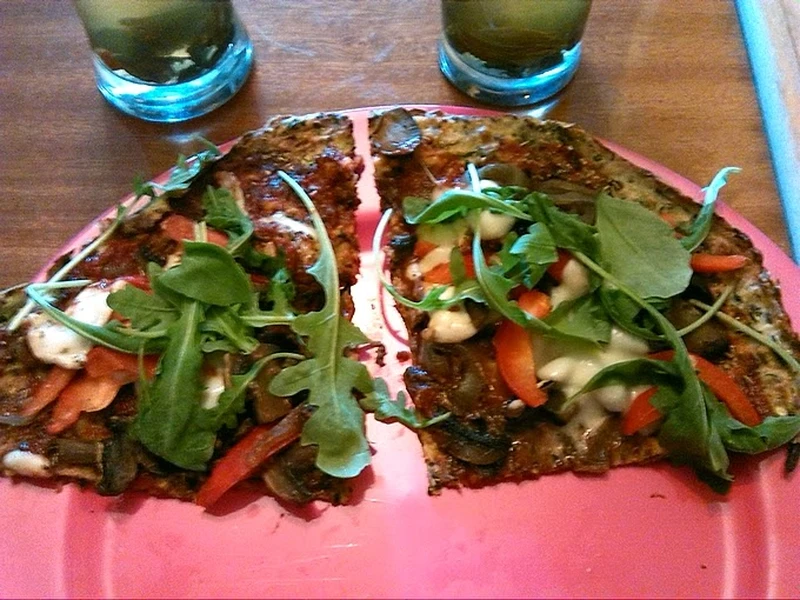 Zdrowa i lekka pizza na cukiniowym spodzie