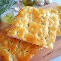 Focaccia z masłem czosnkowym i rozmarynem