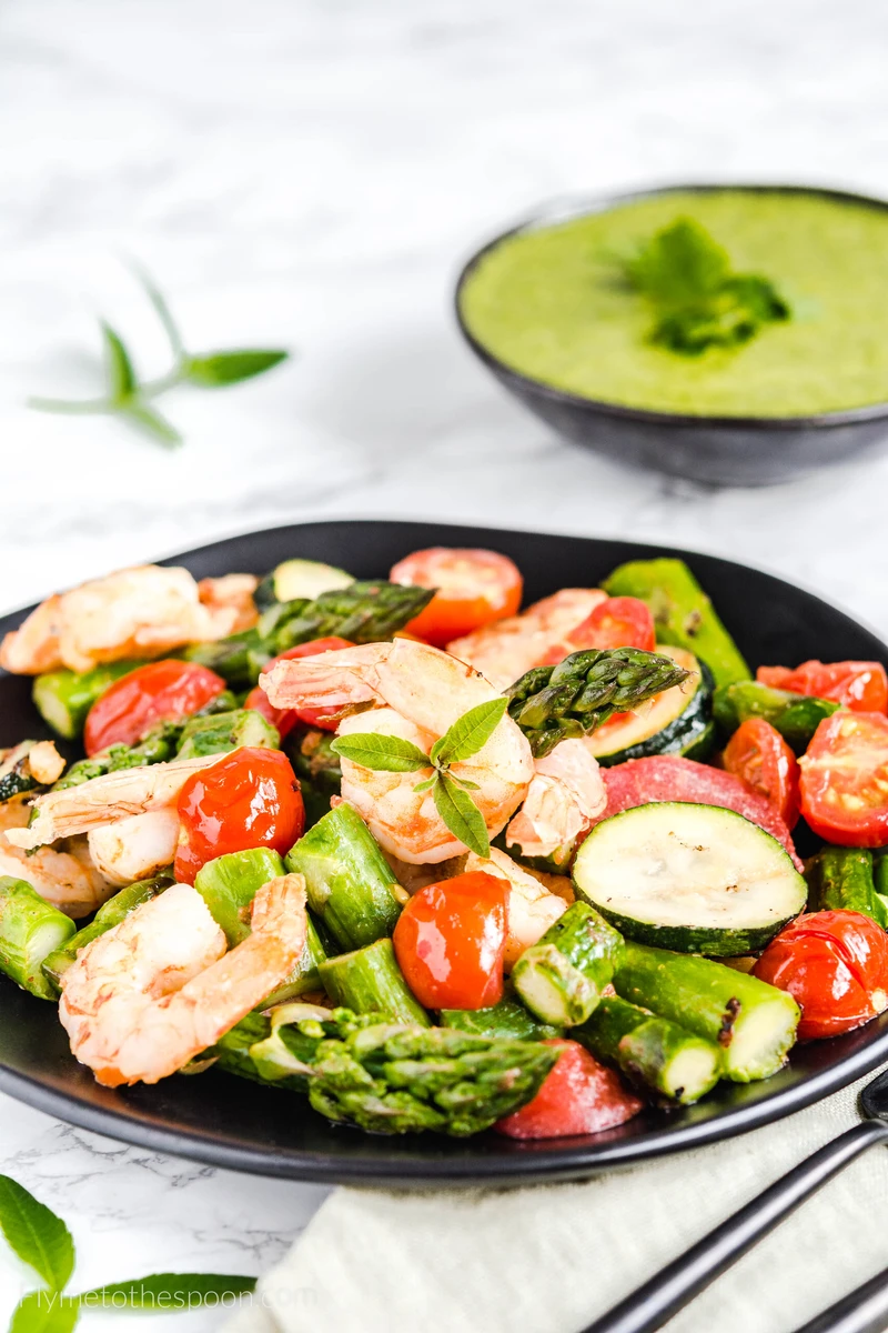 Szybkie krewetki ze szparagami i pesto z liści pietruszki