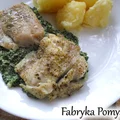 Pieczona ryba podana na szpinakowej kołderce (ryba z sosem szpinakowym)