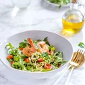Bezglutenowe spaghetti cukiniowe z krewetkami i cykorią