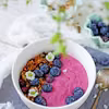 Buraczkowo-owocowe smoothie bowl
