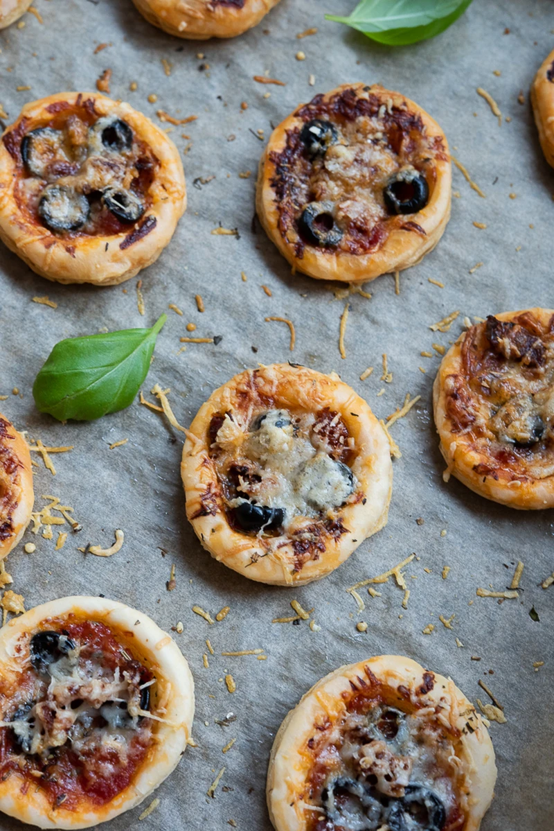 Pizzerinki z ciasta francuskiego - Przepis od Po Prostu Pycha