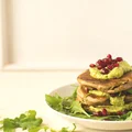 Placuszki z rukolą, guacamole i granatem