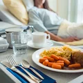 Rewolucja w szpitalnych menu: Lepsze obiady dla pacjentów od NFZ. Oto co się zmieni!