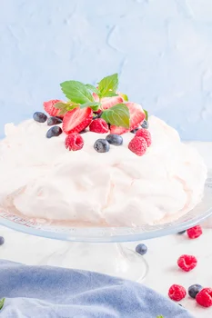 Pavlova z bitą śmietaną i owocami