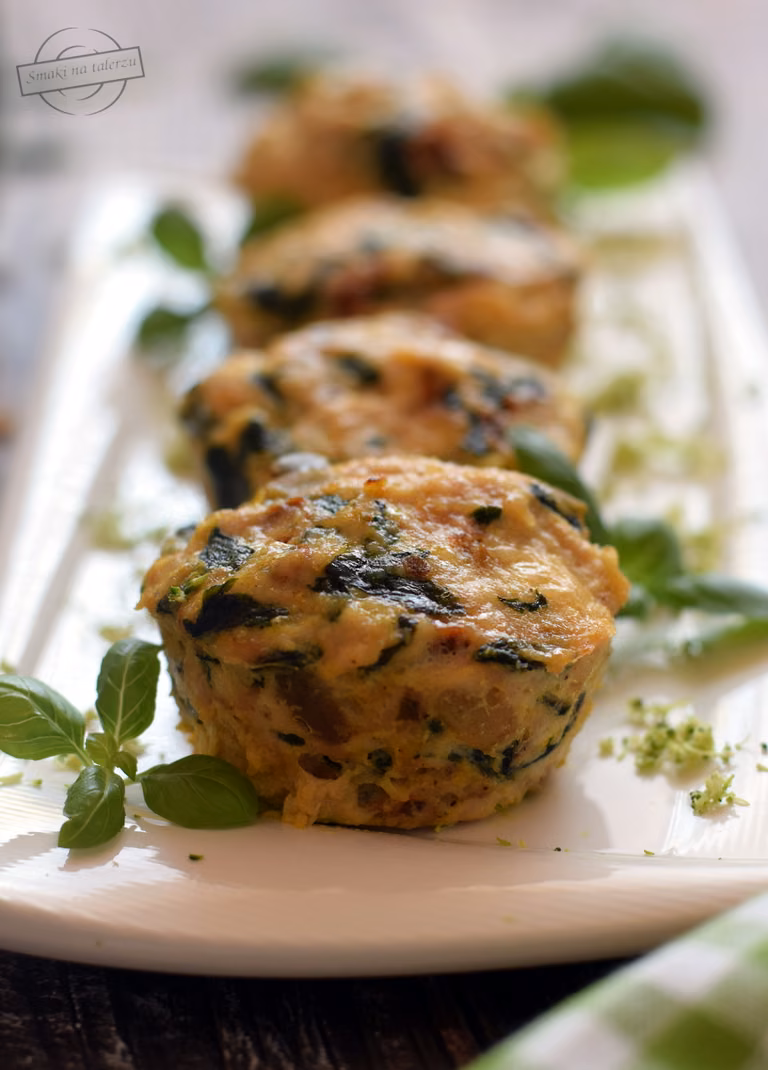Muffiny drobiowe ze szpinakiem, suszonymi pomidorami i pestkami dyni