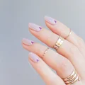 Delikatne pierścionki i ciekawy manicure
