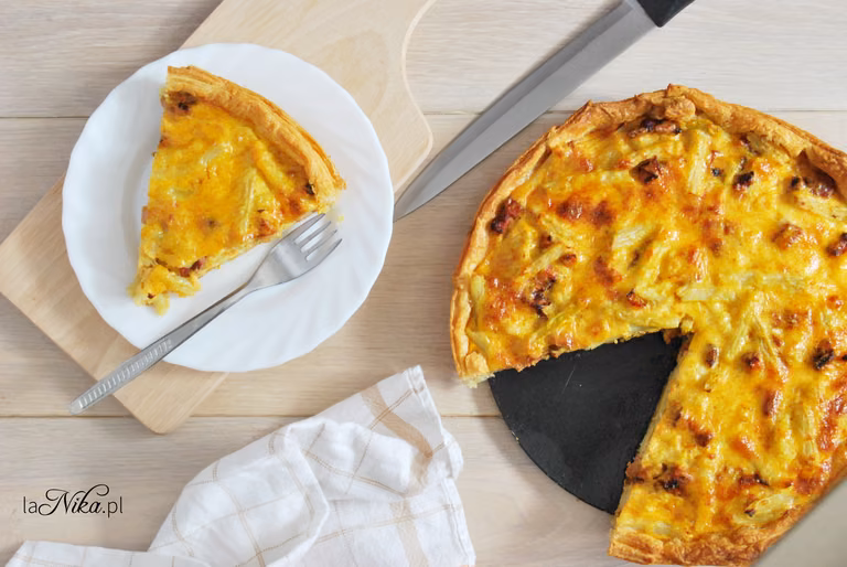 Tarta z ciasta francuskiego z boczkiem, kalafiorem i fasolką szparagową