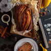 Chlebek bananowy z palonym masłem, orzechami i czekoladą - food²
