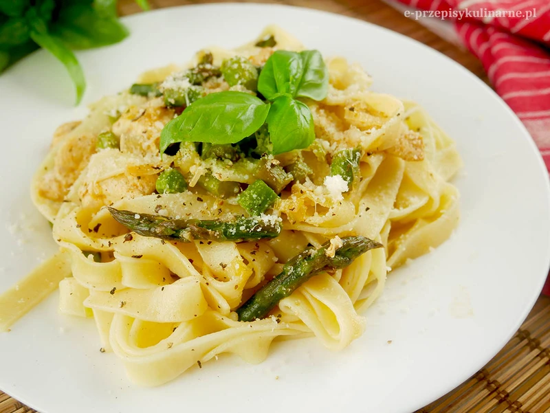 Tagliatelle z piersią kurczaka i warzywami – przepis na szybki obiad