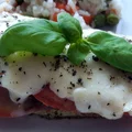 KURCZAK Z PESTO, POMIDORAMI I MOZZARELLĄ