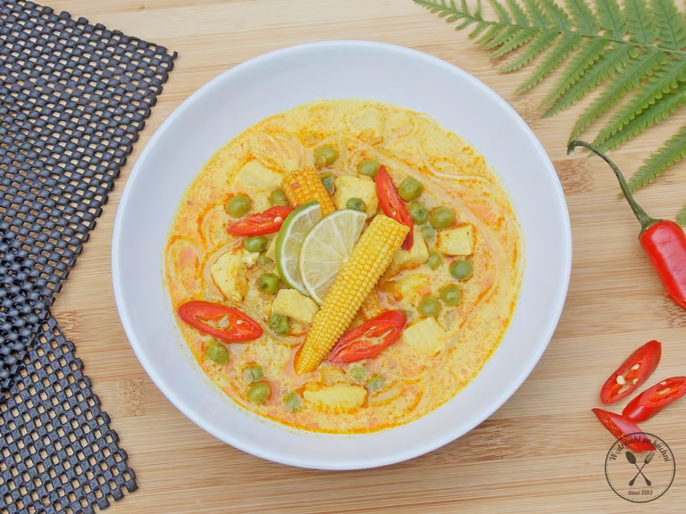 Azjatycka zupa z czerwoną pastą curry