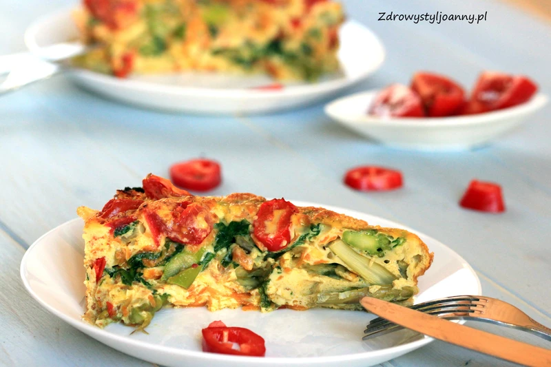 Frittata  ze szparagami, pomidorem i szpinakiem.