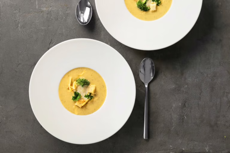 Zupa brokułowa z serem cheddar