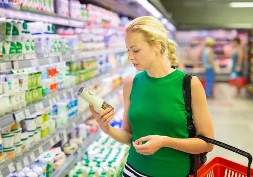 To nie pełnotłusty jogurt szkodzi! Uważaj na skład „fit” produktów