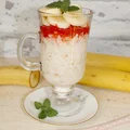 Owsianka z truskawkowym sorbetem i bananami