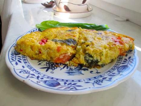 Frittata warzywna z czosnkiem niedźwiedzim