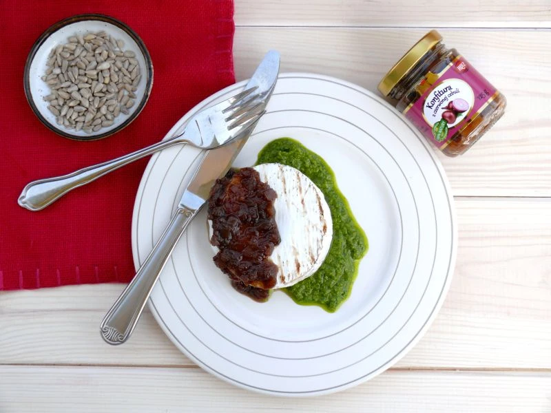 TEST KONFITURY Z CZERWONEJ CEBULI HOTZ Z PRZEPISEM NA GRILLOWANY CAMEMBERT Z KONFITURĄ I PESTO Z RUK