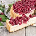 Tarta z malinami i białą czekoladą