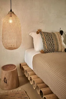 Łóżko z drewnianych pali