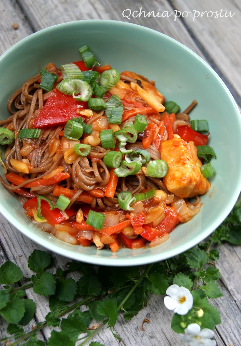 Makaron soba z marynowanym tofu i warzywami na szybko