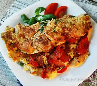 Bułomlet – czyli omlet z kajzerką i pomidorami