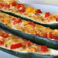 Cukinia faszerowana mozzarellą i łososiem z warzywami