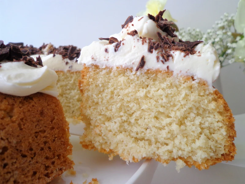 Bezglutenowa kokosowa babka z kremem stracciatella