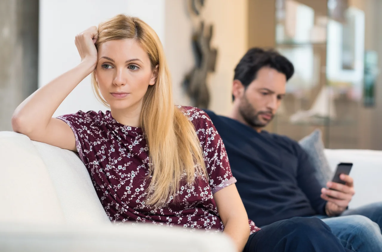 Czy można zdradzić, będąc w szczęśliwym związku? Psychologia paradoksu