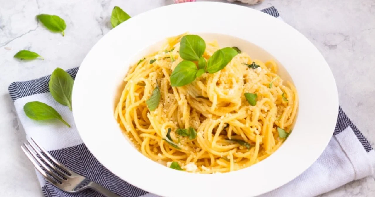 Spaghetti z oliwą, czosnkiem, bazylią i parmezanem